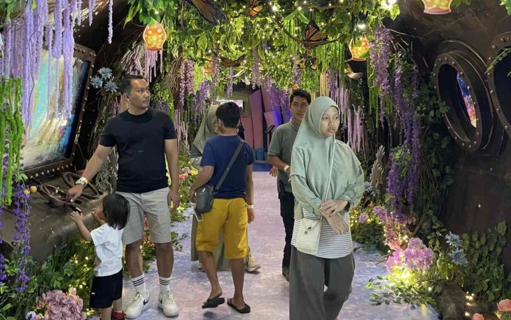 Pengunjung menikmati Blissful Fairyland Jakarta Aquarium Safari 