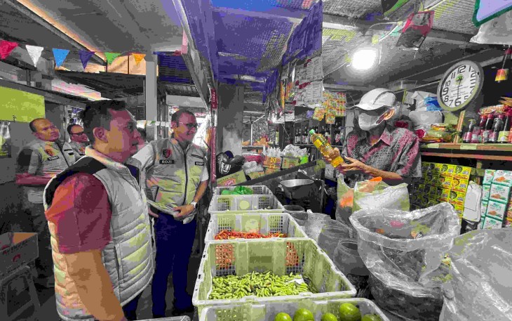 Satgas pangan Polri saat meninjau pasar tradisional di wilayah Semarang, Minggu (28/12)