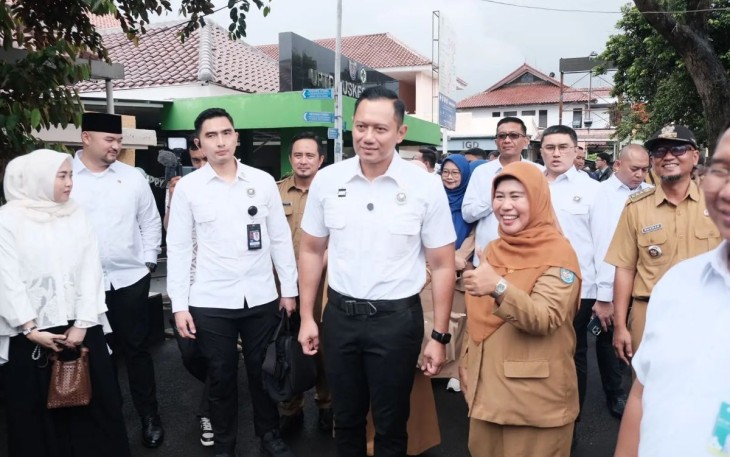 Pj Sekda Kota Depok, Nina Suzana saat mendampingi Menko AHY meninjau pelayanan PKG di Puskesmas Beji, Senin (10/02/25)