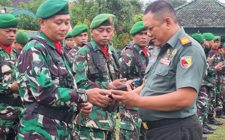 Dandim 0801/Pacitan Cek HP Anggota