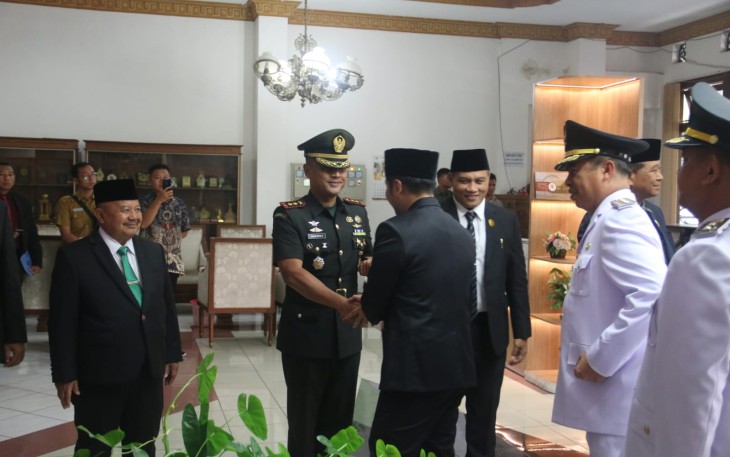 Komandan Kodim (Dandim) 0803 Madiun, Letkol Kav Widhi Bayu Sudibyo, menghadiri Rapat Paripurna Dewan Perwakilan Rakyat Daerah (DPRD) Kabupaten Madiun dalam rangka serah terima jabatan (Sertijab) Bupati dan Wakil Bupati Madiun periode 2025-2030