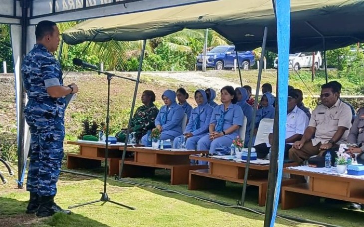Dankosek III Biak Marsma TNI Sigit Gatot Prasetyo, M.O.A.S berikan sambutan dalam kegiatan baksos.