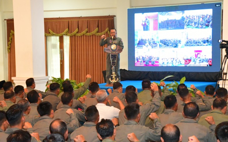 Danpuspenerbal, Laksda TNl Siayani Jaffa saat Exit Briefing menjelang Serah Terima Jabatan (Sertijab) Komandan Puspenerbal yang digelar di Balai Prajurit Moedjono Poerbonegoro, Puspenerbal, Juanda, Rabu (7/5/2025). 