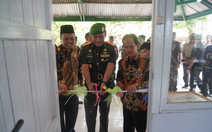 Danrem 121ABW, Brigjen TNI Purnomosidi, S.I.P., M.A.P., M.Han., saat memotong pita tanda peresmian Rehab Panti Asuhan Hira