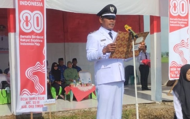 Kepala Desa Trimo Rejo, M.Syariful Anam saat upacara memperingati HUT ke-80 RI Tahun 2025.
