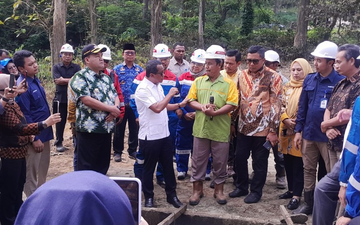 Direktur PT BPE Giri Nurbaskoro (dua dari kanan) saat meninjau sumur minyak tua Ledok bersama Menteri ESDM Bahlil Lahadalia dan Forkopimda Blora.