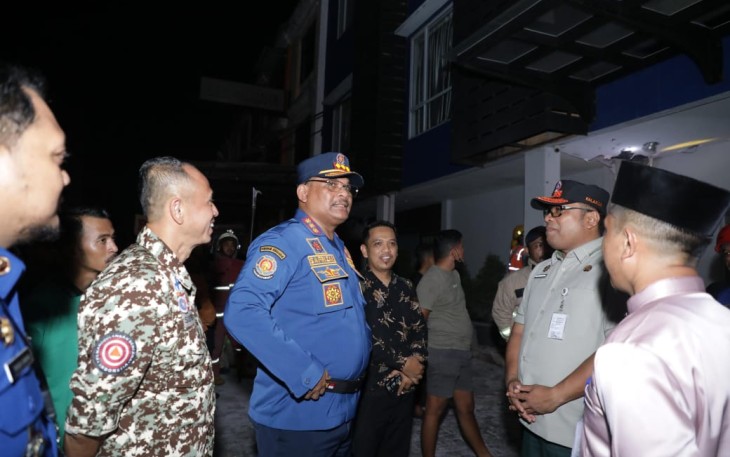 Dirjen Bina Adwil Safrizal ZA saat Beri Komando Langsung kepada Tim Damkar dalam Penanganan Kebakaran di Pekanbaru