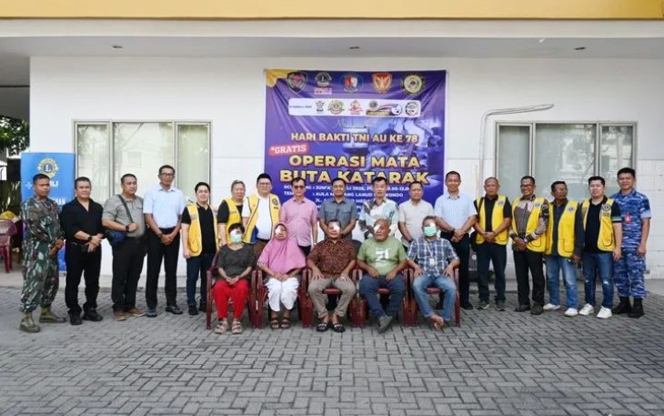 Hari Bakti ke-78 TNI AU Menggelar Kegiatan Sosial Operasi Katarak Gratis.