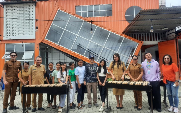 Foto bersama Kadis Pariwisata Provinsi Sulawesi Utara dan Kepala Dinas Pariwisata Kota Bitung bersama tim sanggar Kolintang Tarsier Cute Kota Bitung