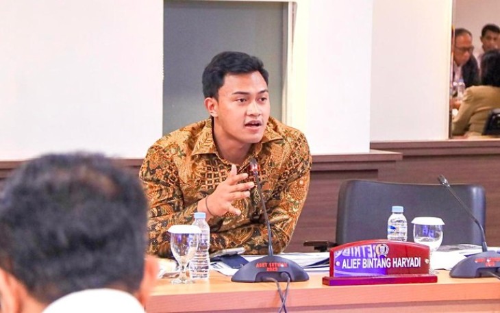 Anggota Komisi C DPRD DKI Jakarta dari Fraksi Gerindra, Alief Bintang Haryadi, saat menyampaikan pandangan umum fraksi dalam rapat paripurna pembahasan Ranperda APBD 2026 di Gedung DPRD DKI Jakarta, Senin (8/9/2025).