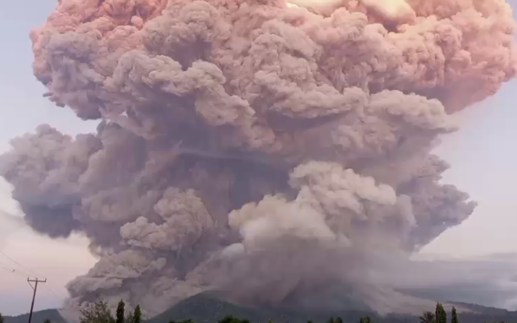 Gunung Lewotobi Laki-laki pasca meletus