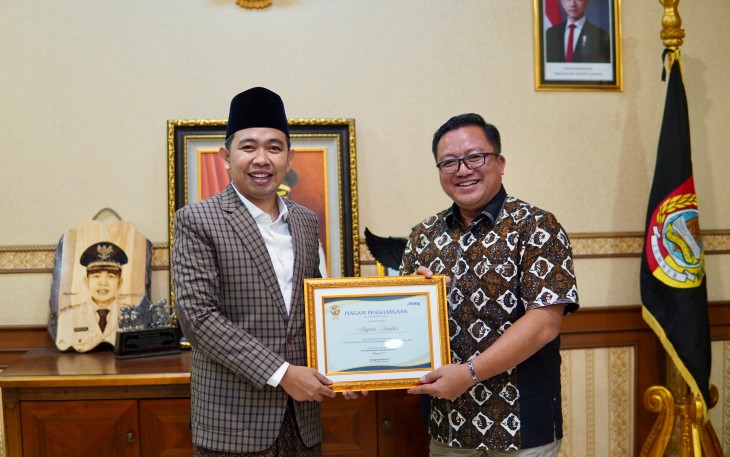 Bupati Fawait Dapat Penghargaan