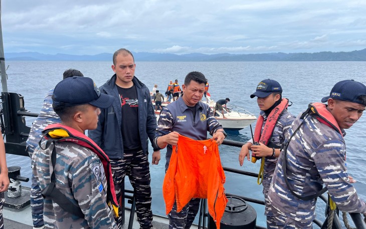 Guskamla Koarmada III saat menemukan Swimvest Warna Orange di perairan Gita, Tidore Kepulauan.
