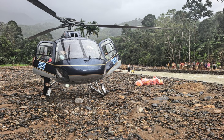 Helikopter BNPB saat Mendarat di Tepi Sungai.