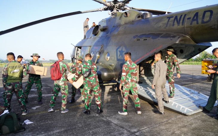 Helikopter MI-17 TNI Bawa Bantuan ke Kota Langsa