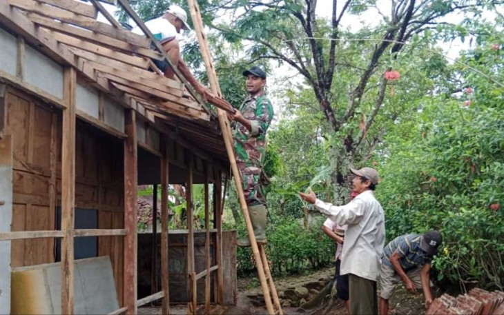 Bantu bangun rumah warga desa binaan 