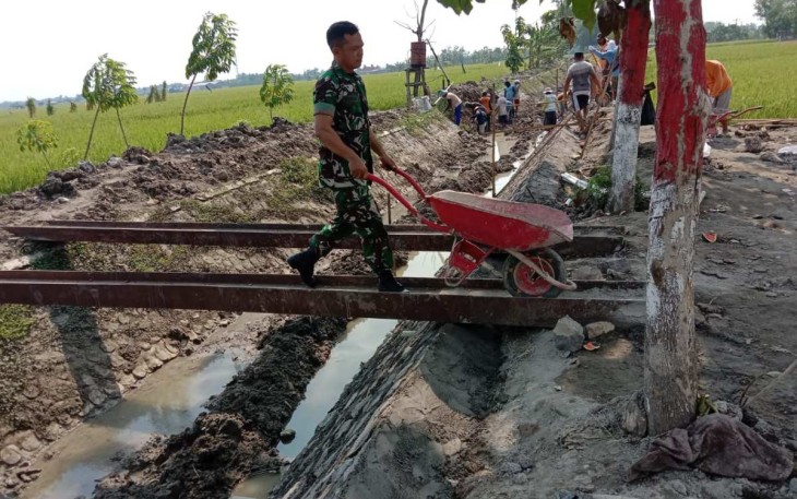 Gotong-royong bantu warga buat saluran air
