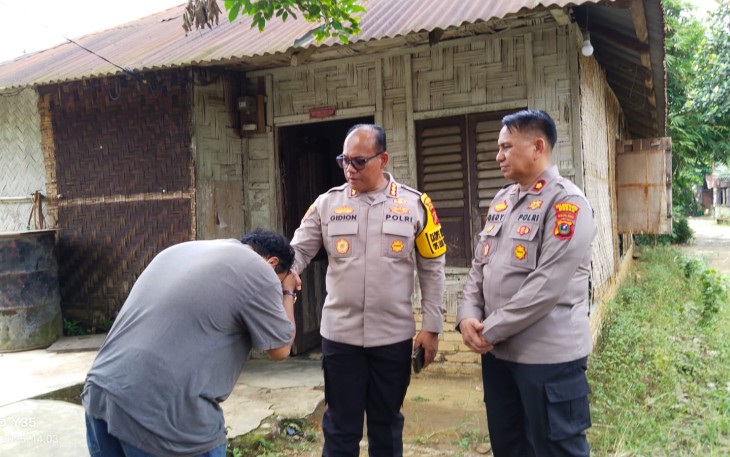 Kapolsek Delitua Kompol Dedy Dharma Dampingi Kapolrestabes Medan Sambangi Kediaman Korban Begal