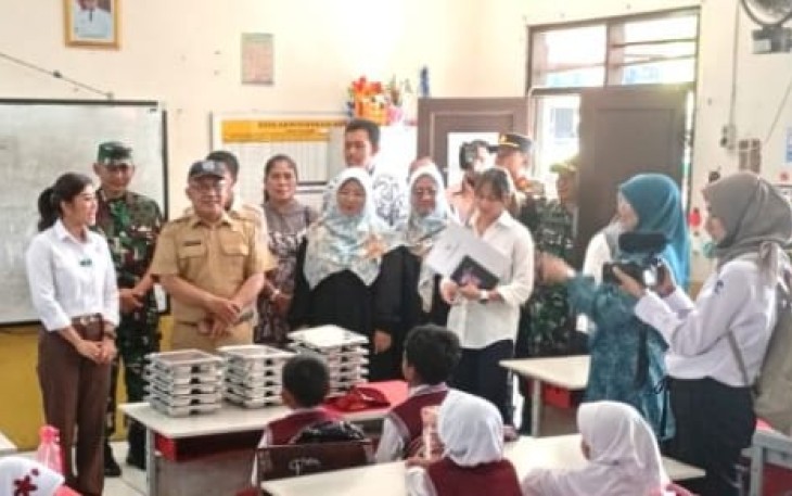 Menkomdigi Meutya Hafid saat launching program MBG di SDN Cilangkap 3 Kecamatan Tapos, Depok, Senin (6/1/25)