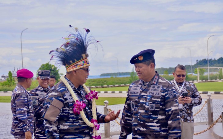 Pangkoarmada III Laksda TNI Hersan saat menyambut Aslog Kasal Laksda TNI Eko Sunarjanto, Kamis (9/1)