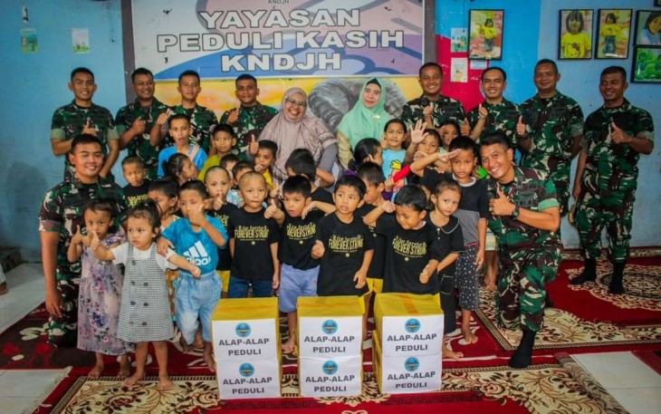 Berbagi kebahagiaan bersama panti asuhan yayasan peduli kasih KNDJH di Malang, Jum'at (10/1)