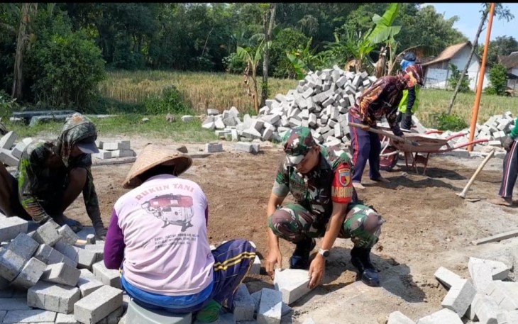 Pemasangan paving block di wilayah desa binaan 