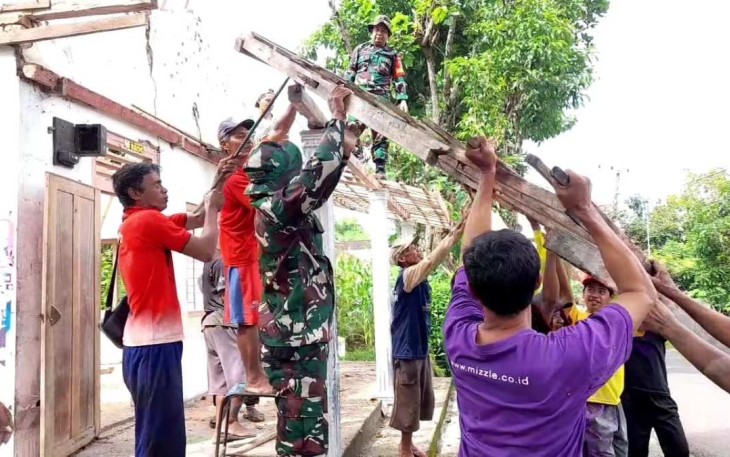 Renovasi balai pertemuan desa 