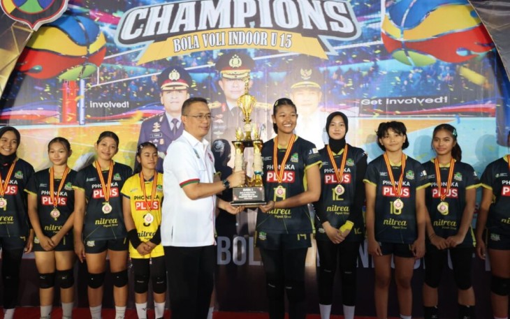Ketua Umum PBVSI Pengprov Jatim Irjen Pol Imam Sugianto menyerahkan piala juara 