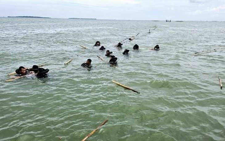 Kopaska terjun langsung cabut pagar bambu di laut