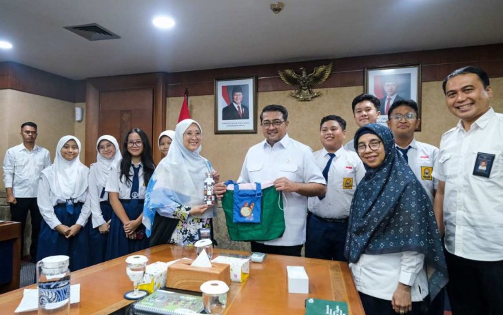 Menekraf Teuku Riefky Harsya bersama Yayasan Pembina UNJ dan pelajar Labschool di Jakarta, Senin (20/1)