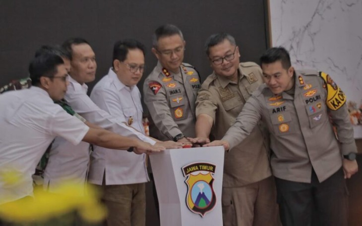 Kapolda Jatim Irjen Pol Imam Sugianto saat launching benih jagung Bhayangkara di Blitar, Selasa (21/1)
