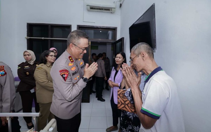 Kapolda Jatim Irjen Pol Imam Sugianto menyapa pasien di RS Bhayangkara Kediri, Selasa (4/2)