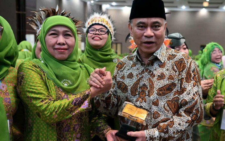 Menkop Budi Arie Setiadi bersama Ketum DPP Muslimah NU Khofifah Indar Parawansa di Surabaya, Kamis (13/2)
