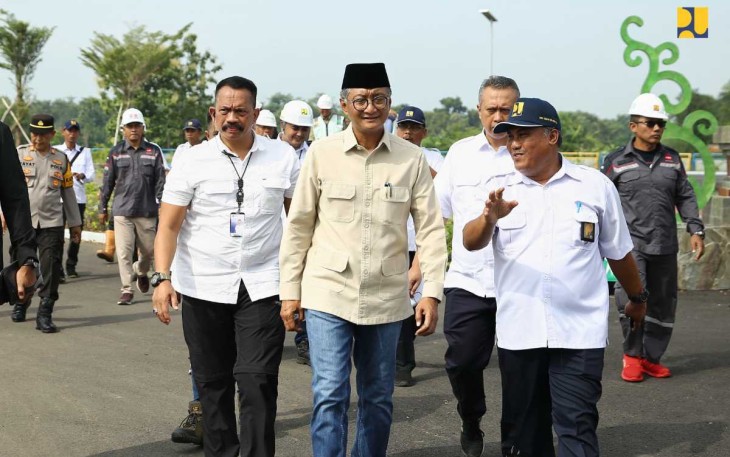 Menteri PU Dody Hanggodo saat meninjau bendung rentang di kabupaten Majalengka, Minggu (16/2)