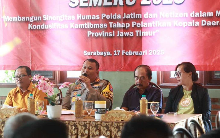 Kabid Humas Polda Jatim Kombes Dirmanto saat memberikan pemaparan dalam silaturahmi bersama Nitizen di Jawa Timur, Senin (17/2)