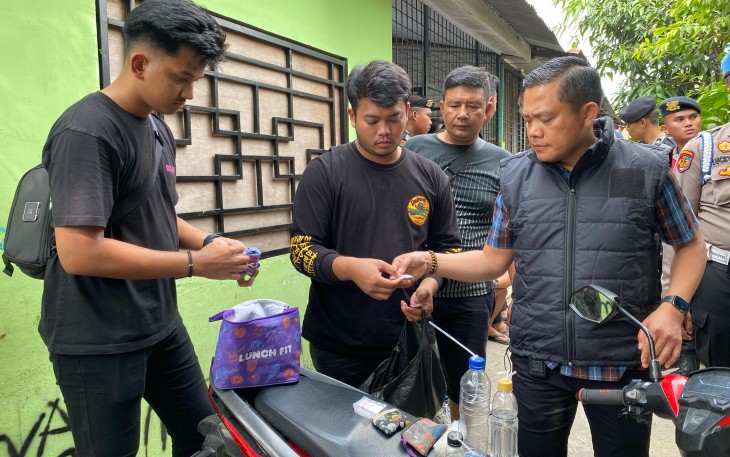 Penggerebekan di Kampung Narkoba Dilakukan Satreserse Narkoba Polrestabes Medan. 