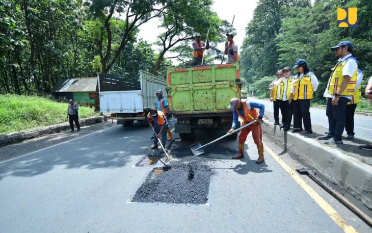 Wamen PU Diana Kusumastuti saat meninjau perbaikan jalan di jalur Pantura Barat, Selasa (18/2)7