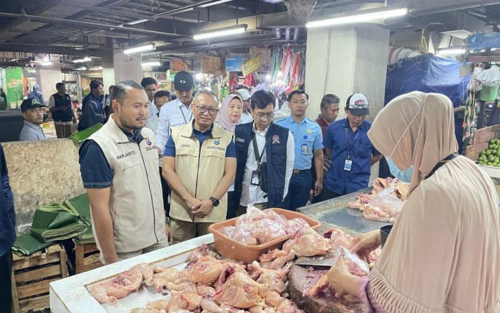 Satgas Pangan Polda Jatim Cek Harga di Pasar Wonokromo, Surabaya, Rabu (19/2)