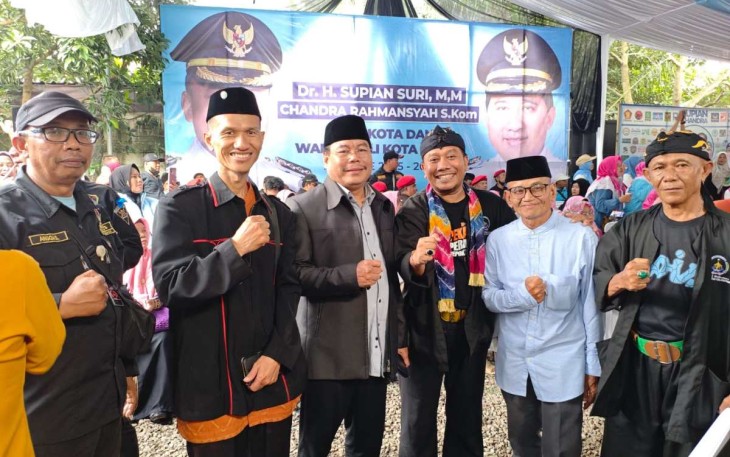DKM Masjid Asy Syahid Kota Depok saat menyambut kedatangan Walikota Depok, Kamis (20/2)