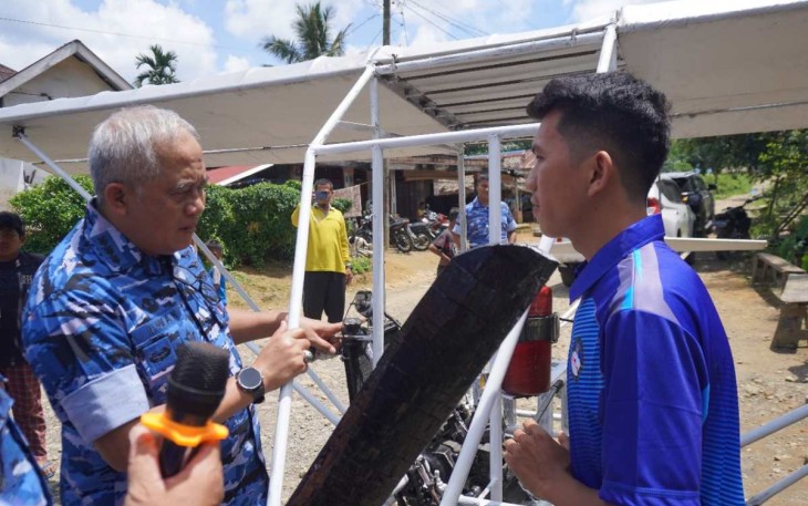 Wakapuspotdirga Lanud Soewondo Kolonel Pnb Iwan Tahandi saat berdialog dengan Carlos Sitepu, Kamis (20/2)