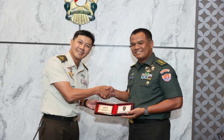 Wakasad Letjen TNI Tandyo Budi Revita saat menerima cenderamata, Selasa (25/2)