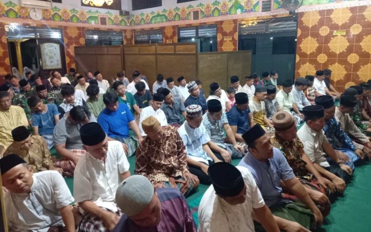 Suasana taraweh bersama di musala Kodim Trenggalek 
