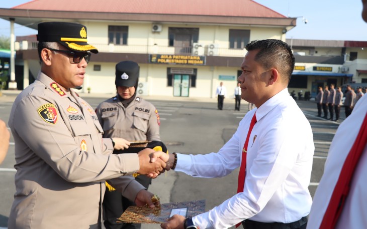 Kapolrestabes Medan Berikan Penghargaan Sejumlah Anggota Berprestasi.