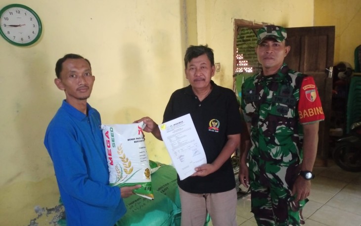 Pendistribusian benih padi jenis Inpari 32 ke petani desa binaan 