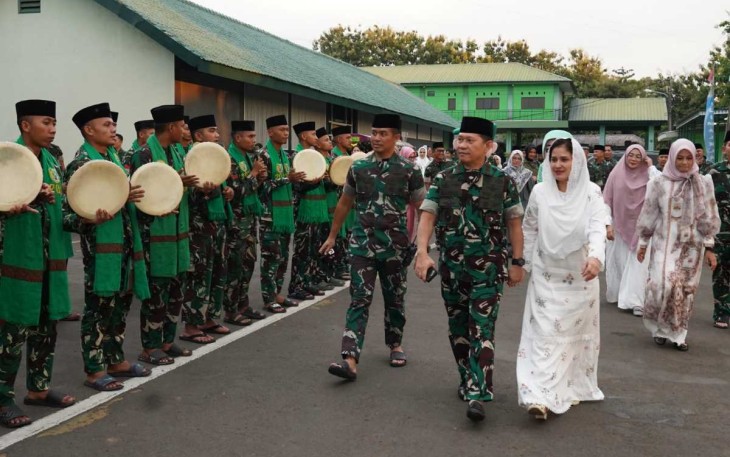Pangdam Jaya Mayjen TNI Rafael Granada Baay disambut tabuhan rebana prajurit Brigif 1/JS di Bekasi, Kamis (13/3)