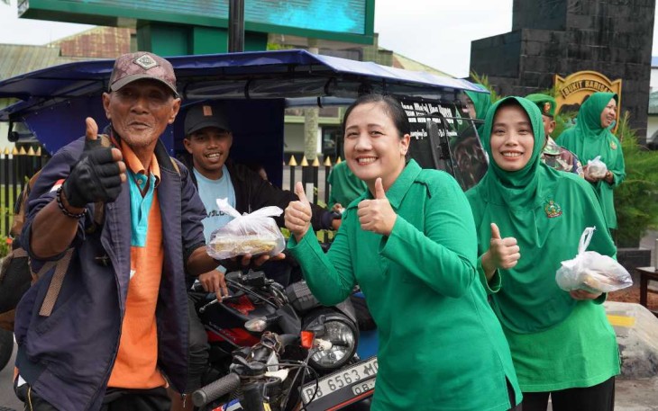 Persit Korem 023/KS bagikan takjil gratis, Jum'at (14/3)