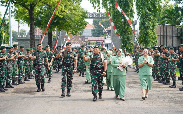 Pangdivif 2 Kostrad Mayjen TNI Susilo disambut prajurit Yonzipur 10/JP, Jum'at (14/3)