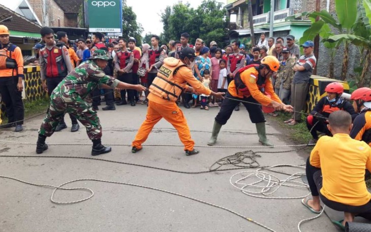 Pencarian korban terseret arus banjir