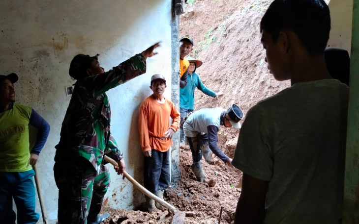 Bantu evakuasi material longsor di rumah warga desa binaan 