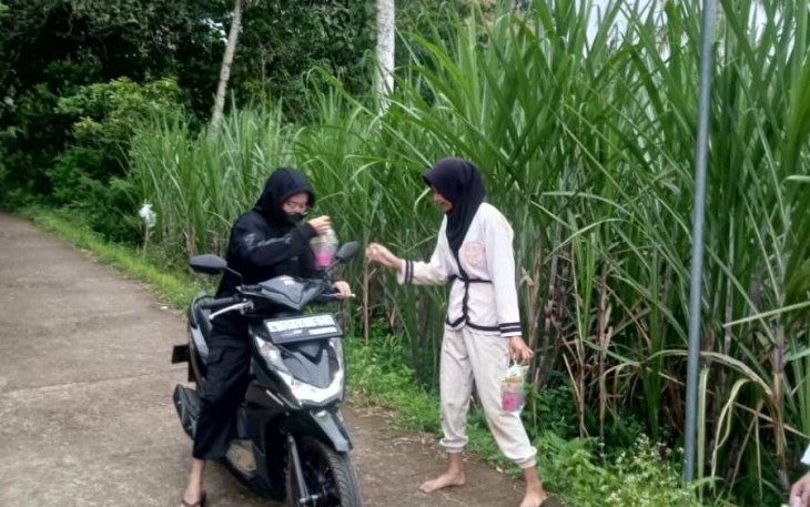 Berbagi takjil gratis pengendara motor 